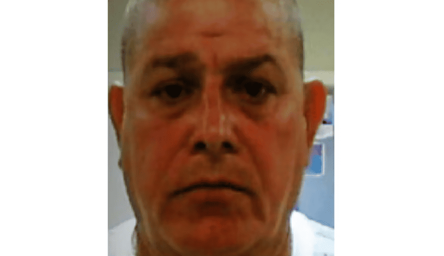 Hombre con expresión seria en un entorno urbano, fotografía de rostro humano, imagen en baja resolución, relevante para noticias locales en Loreto Noticias.