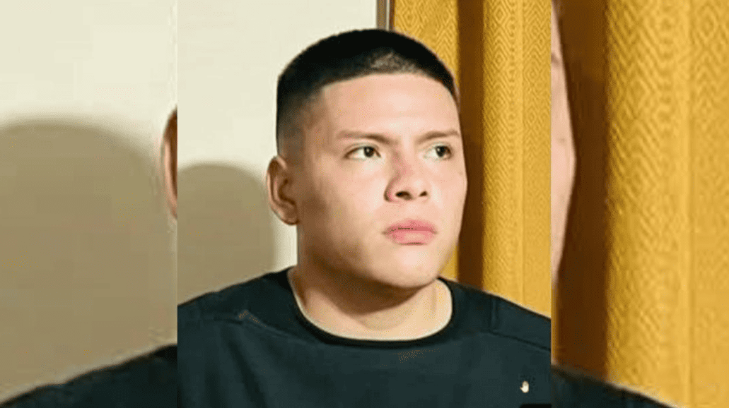 Hombre joven con peinado bajo y expresión seria, en entorno interior con cortinas doradas, imagen utilizada en noticias de Loreto Noticias, Perú, sobre actualidad y temas sociales.