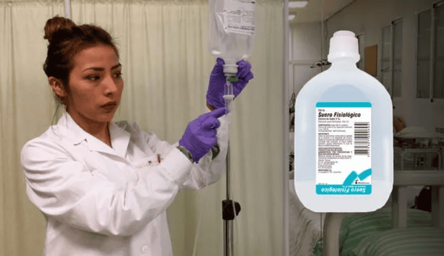 Jeringa con suero fisiológico y flor en ambiente clínico, especialista en salud, atención médica en Loreto Noticias, hospital, emergencia, cuidado de pacientes.