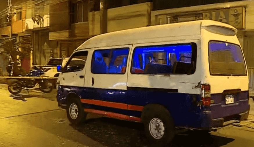 Municipalidad de Loreto movilizando personal en vehículo oficial en noche urbana, con moto policial de fondo.