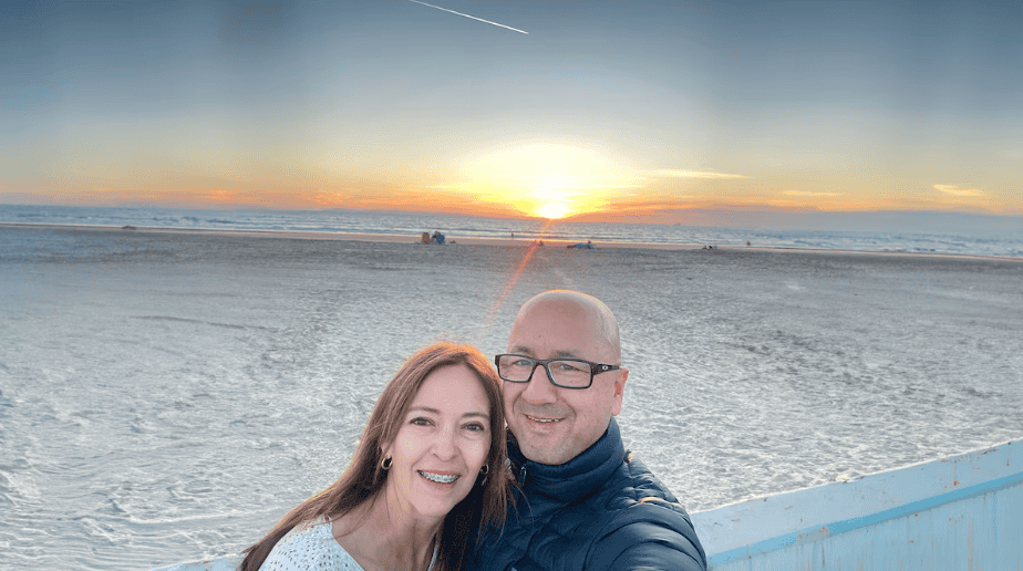 Disfrutando del atardecer en la playa de Loreto, en la región de Baja California Sur, México, con vistas impresionantes y un hermoso paisaje marítimo para explorar y relajarse.
