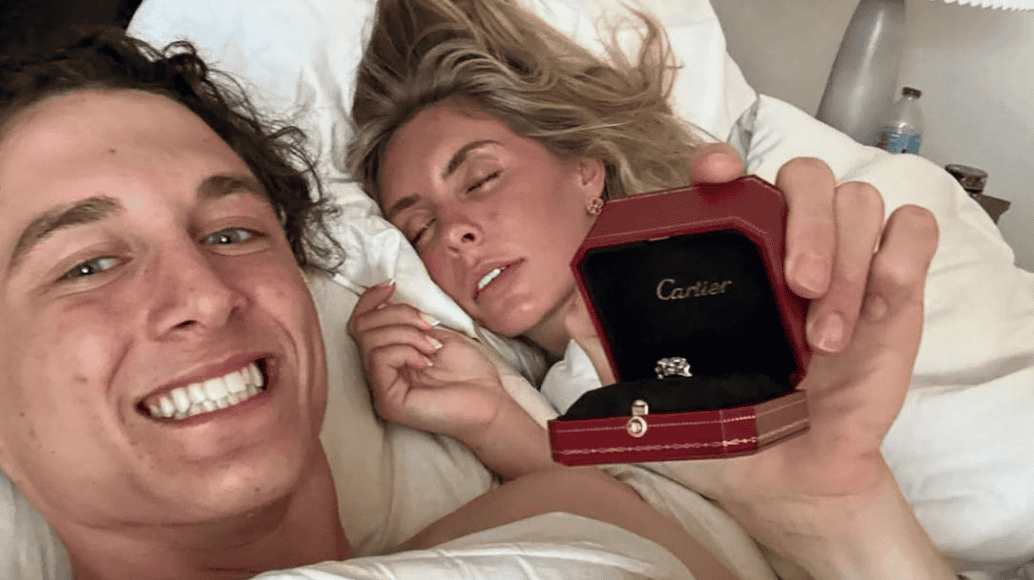 Regalo de anillo de diamantes Cartier entregado en cama, celebración especial, amor y compromiso en Loreto Noticias.