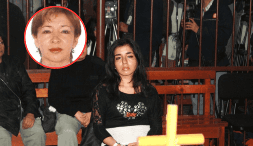 Madre con hija durante una ceremonia en Loreto, Perú, con fondo de mobiliario y cámaras de prensa.