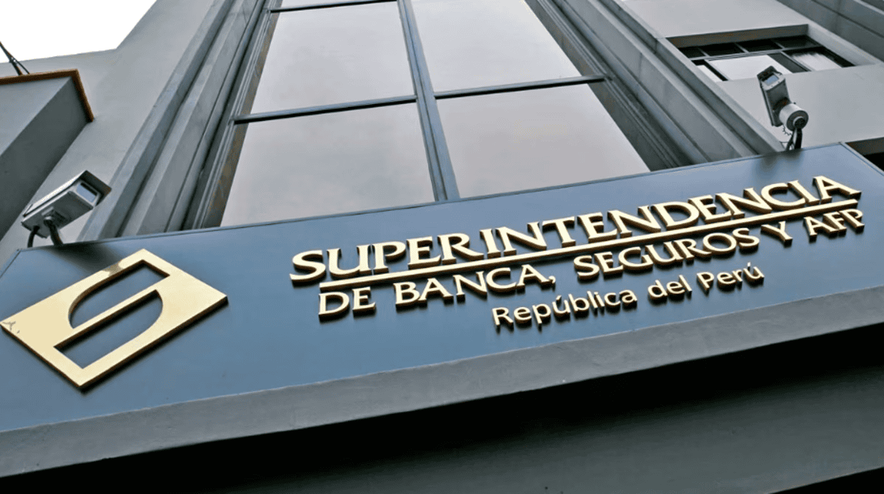 Superintendencia de Banca, Seguros y AFP en Loreto, Perú, sede principal de regulación financiera y protección del sistema financiero. Edificio moderno con cartel institucional.