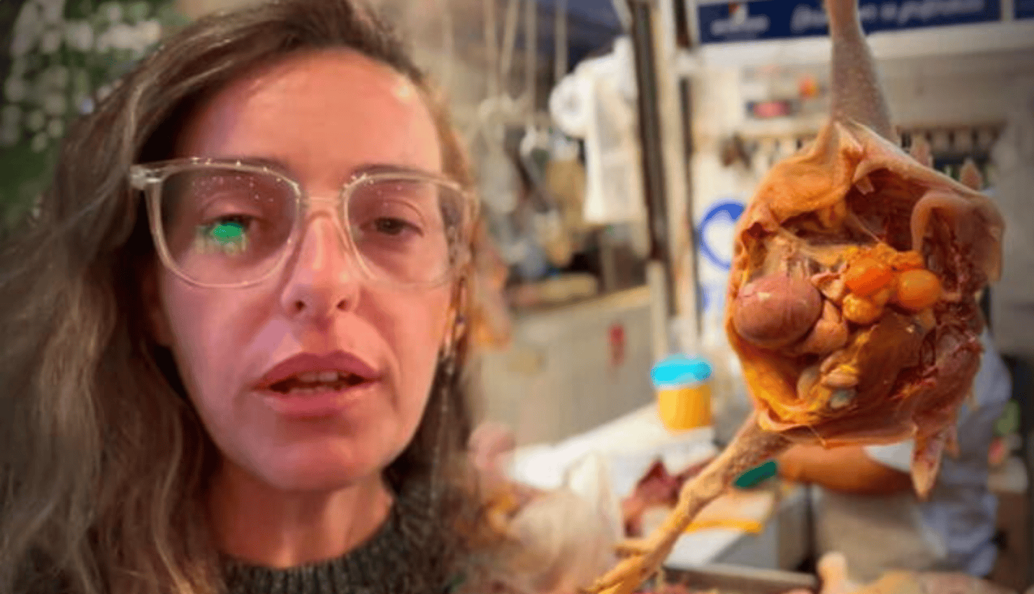 Pollera con pollo y vegetales en un plato, comida casera peruana, platillo tradicional con ingredientes frescos, en un entorno de cocina.