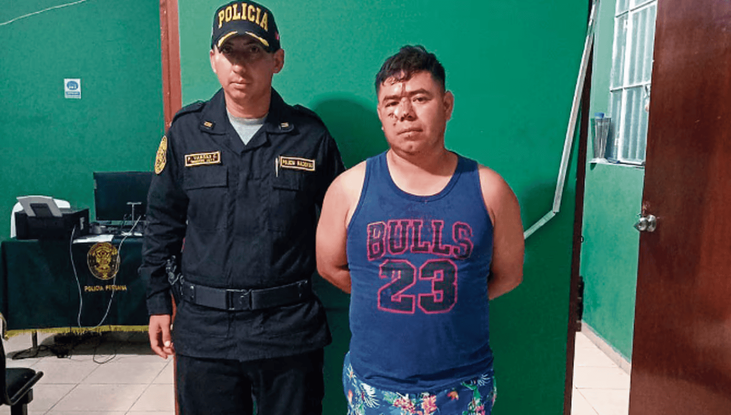Detenido por la Policía en Loreto, joven con camiseta de los Bulls 23, en oficina policial, tras presunta implicación en hechos delictivos, en un operativo realizado por las autoridades locales.