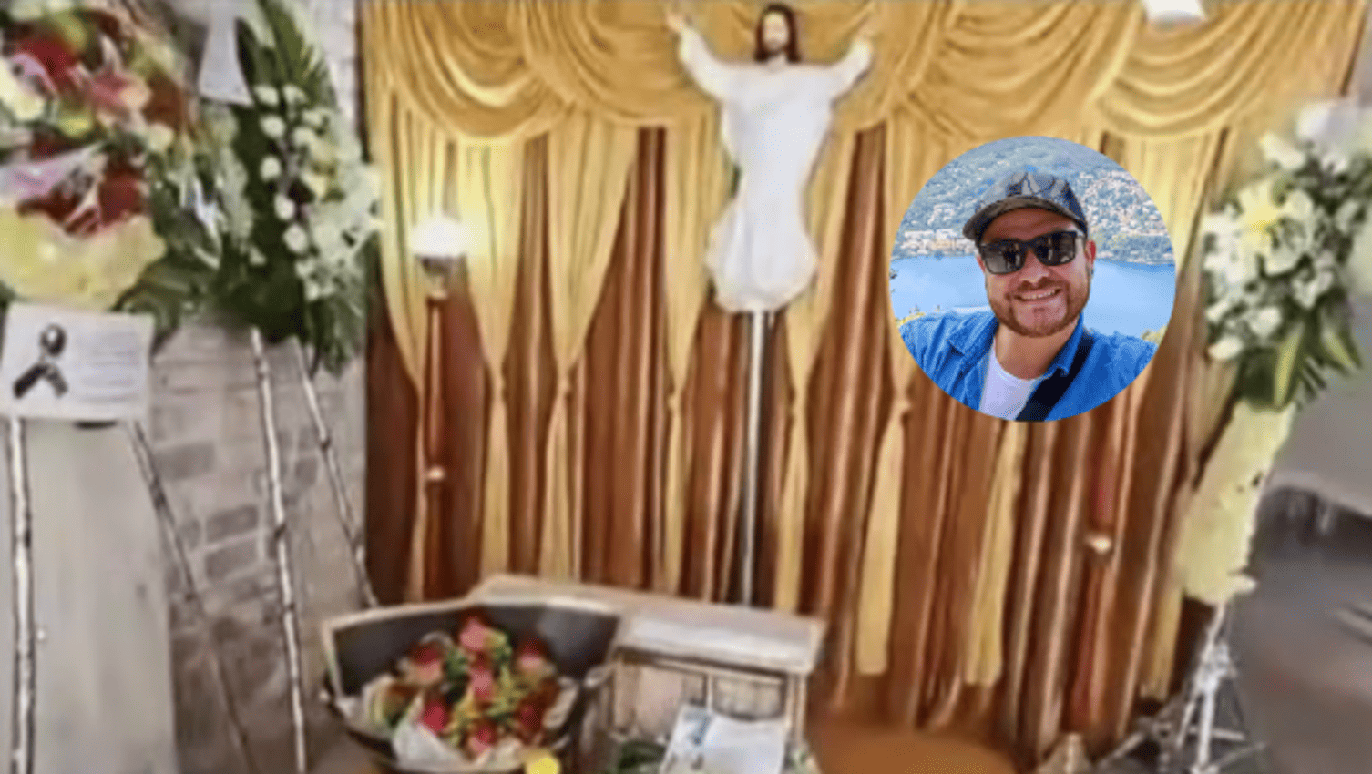 Hermosa escultura de Jesús en la cruz con cortina dorada de fondo, decoraciones floreales y ambientes religiosos en interior, ideal para contenido de noticias de Loreto Noticias.