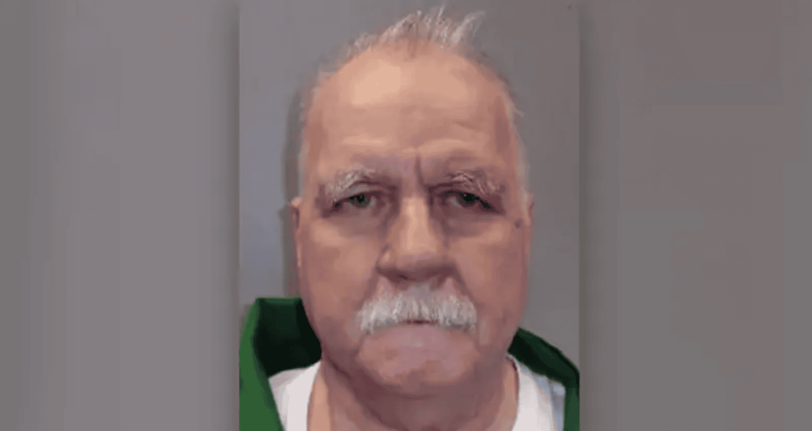 Retiro de barba y bigote en adulto mayor en Loreto Noticias, fotografía de un hombre con cabello gris, barba y bigote, en ambiente neutro, resaltando temas de actualidad y noticias regionales.