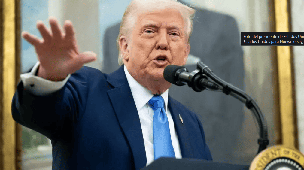 Donald Trump en una conferencia de prensa en Estados Unidos, con destacada presencia política y mediática.