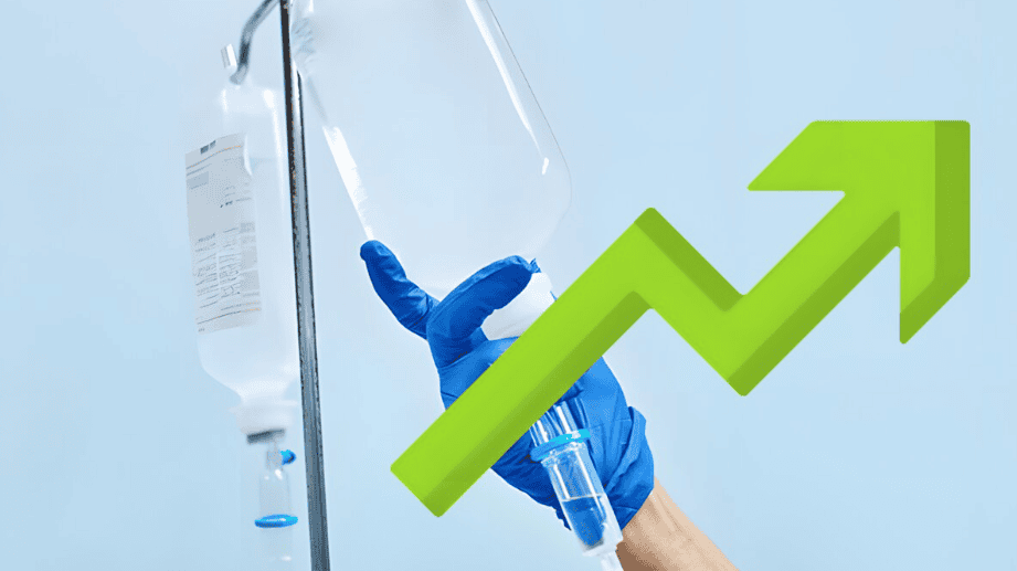 Bombilla de suero fisiológico en mano con gráfica de progreso ascendente, concepto de salud, innovación médica, y crecimiento en Loreto Noticias.