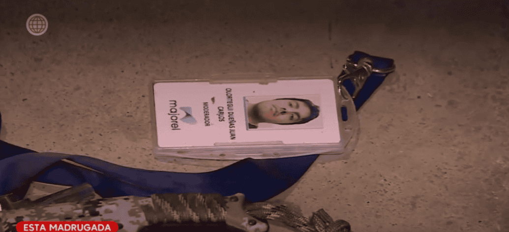 ID de tarjeta de identificación con foto de una mujer, en entorno de aeropuerto o control de seguridad.