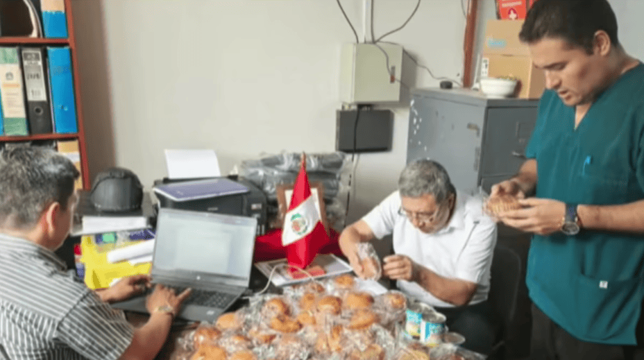 Perú, Loreto, oficina, reunión, trabajo, equipo, celebración, productos, documentos, bandera peruana, ambiente laboral, profesionales, desayuno, esfuerzo, colaboración.