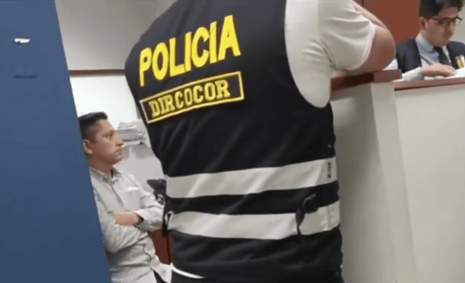 Policía en una audiencia judicial en Loreto, Perú, con oficial de DIRCOR.