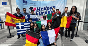 Estudiantes con banderas de España, Italia, Grecia, Portugal y Francia en evento de intercambio cultural en Loreto Noticias.