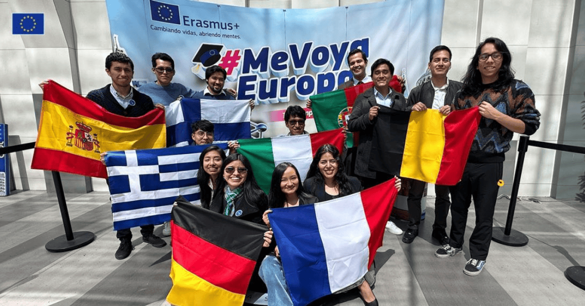 Estudiantes con banderas de España, Italia, Grecia, Portugal y Francia en evento de intercambio cultural en Loreto Noticias.