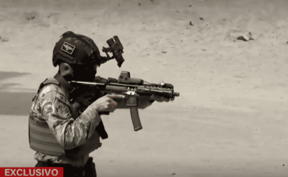 Tiro de soldado en operación militar en paisaje desértico en Loreto, Perú.