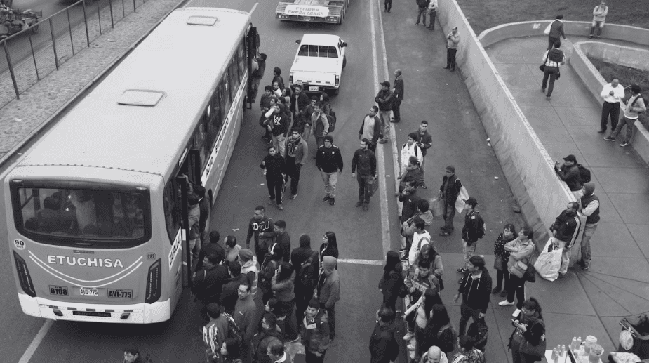 Usuarios ingresando a bus en Loreto, Perú, durante hora pico, muestra movilidad urbana y transporte público en zona concurrida.