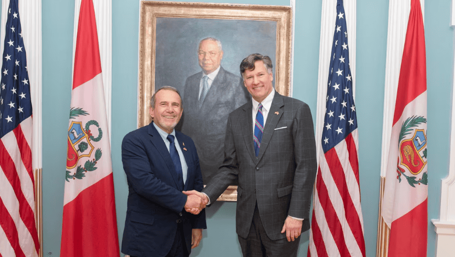 Peru, Loreto, encuentro diplomático entre funcionarios peruanos y estadounidenses en Loreto.