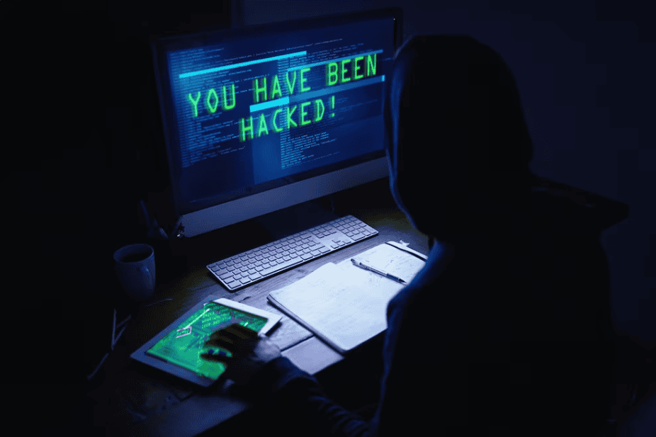 Archivo de hacking y ciberataques en computadora con advertencia "You Have Been Hacked" en pantalla, situación que alerta sobre seguridad cibernética y delitos informáticos en Loreto Noticias.