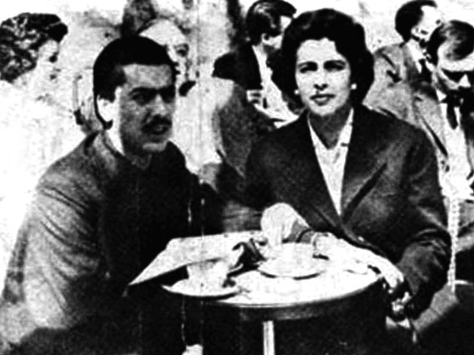 Comida en una cafetería con mujeres en el fondo, imagen vintage en blanco y negro, captura de un momento social, posiblemente de una reunión histórica o cultural, en Loreto Noticias.
