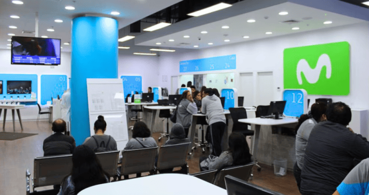 Consultantes en oficina de atención en Loreto Noticias, realizando trámites en un espacio moderno y bien equipado. Atención rápida y eficiente en servicios digitales y administrativos en Loreto.