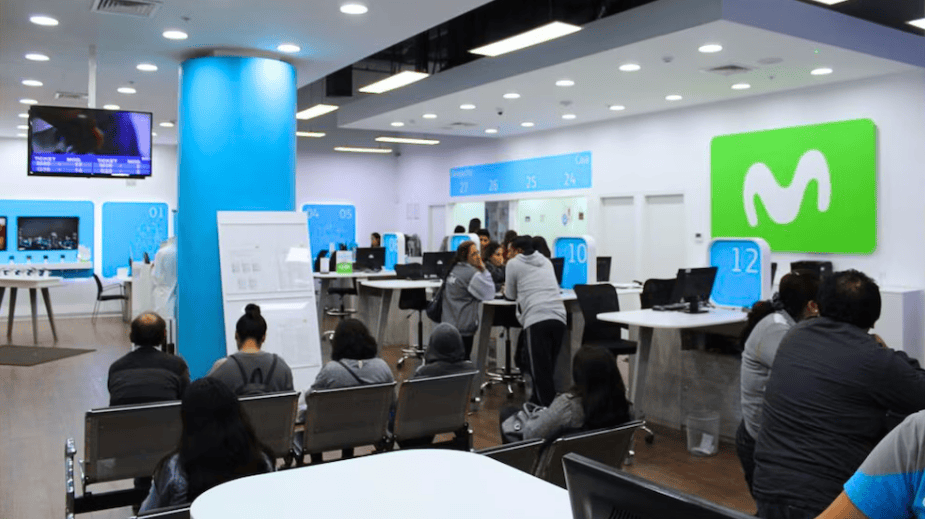 Consultantes en oficina de atención en Loreto Noticias, realizando trámites en un espacio moderno y bien equipado. Atención rápida y eficiente en servicios digitales y administrativos en Loreto.