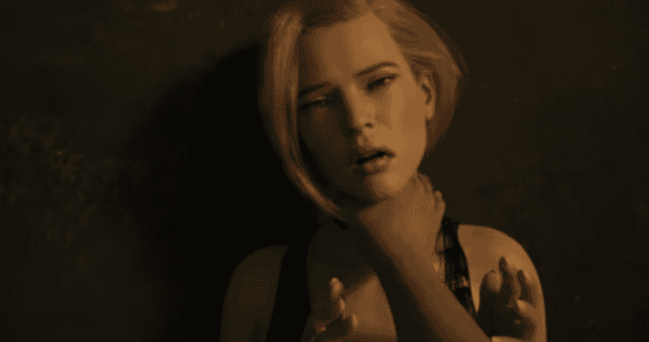 Mujer con cabello rubio en un fondo oscuro, expresión de angustia y desespero, escena dramática, foco en rostro y mano en cuello, estilo cinematográfico, luz tenue, fotografía artística, temática emocional y de tensión.