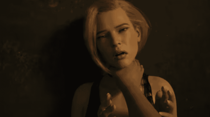 Mujer con cabello rubio en un fondo oscuro, expresión de angustia y desespero, escena dramática, foco en rostro y mano en cuello, estilo cinematográfico, luz tenue, fotografía artística, temática emocional y de tensión.