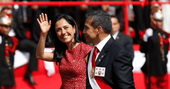 Caballero y mujer saludando en evento oficial en Loreto Noticias, celebración cívica peruana, participación ciudadana, evento patriótico en Loreto, presencia de autoridades nacionales y regionales en Loreto Noticias.