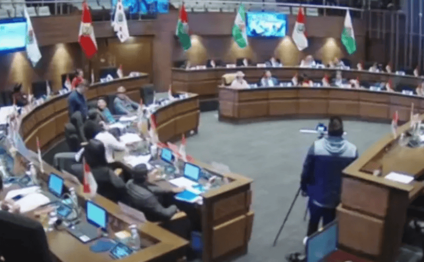 Gabinetes de legisladores en reunión de ayuntamiento en Loreto Noticias, con banderas nacionales en el fondo, en un ambiente formal y oficial.