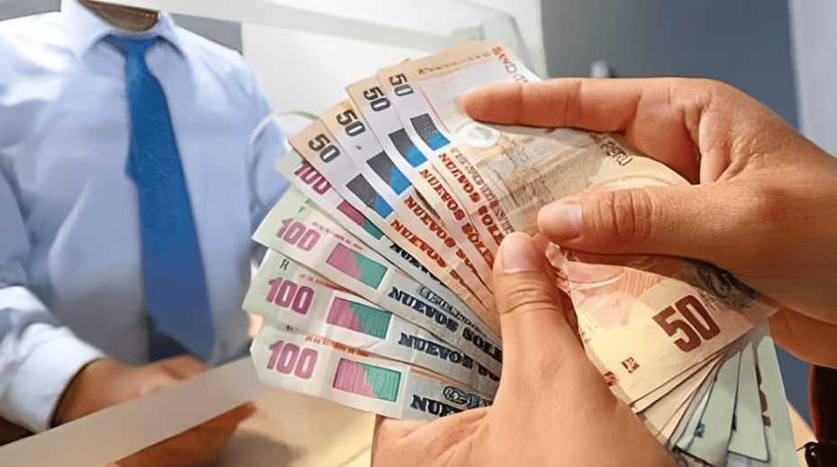 Billetes de dinero peruano en manos, transacción financiera, dinero en efectivo, economía, dinero en Perú, billetes de 50, 100 y 20 soles, finanzas, negocios, riqueza, Loreto Noticias.