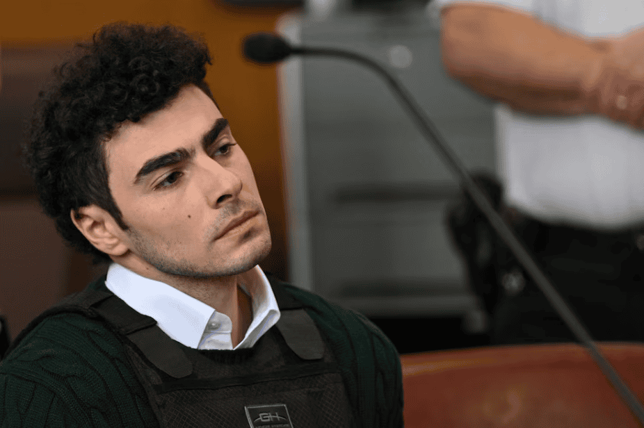 Secuestrado en una audiencia judicial, joven vestido formal con chaqueta negra y camisa blanca, en sala de justicia, en Lima, Perú.