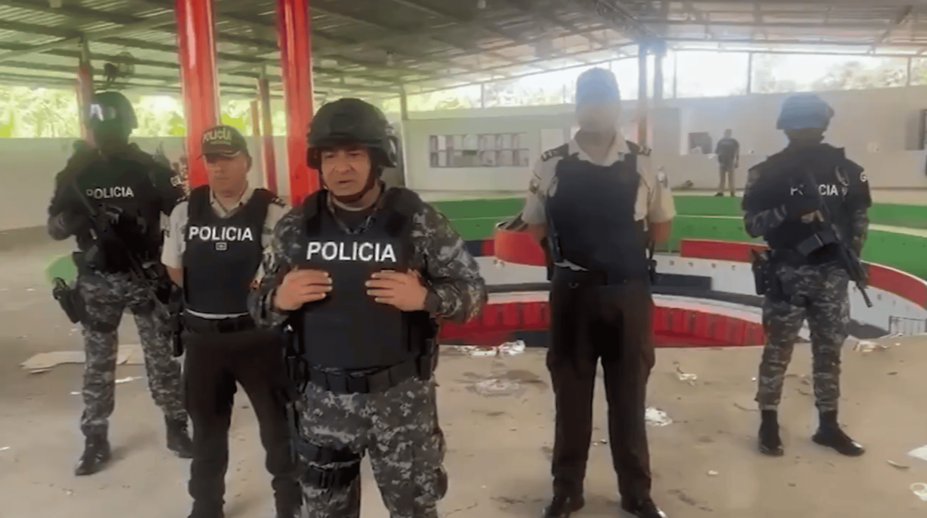 Policías en operativo de seguridad en Loreto, Perú, durante una intervención policial en un espacio público con agentes armados y uniformados en acción.