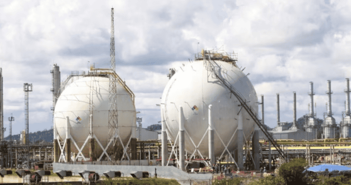 Tanques de almacenamiento de petróleo en refinería industrial en Loreto, Perú resaltando infraestructura energética y producción de combustible.