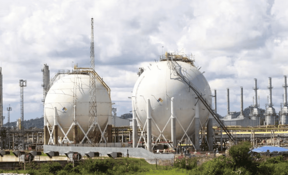 Tanques de almacenamiento de petróleo en refinería industrial en Loreto, Perú resaltando infraestructura energética y producción de combustible.