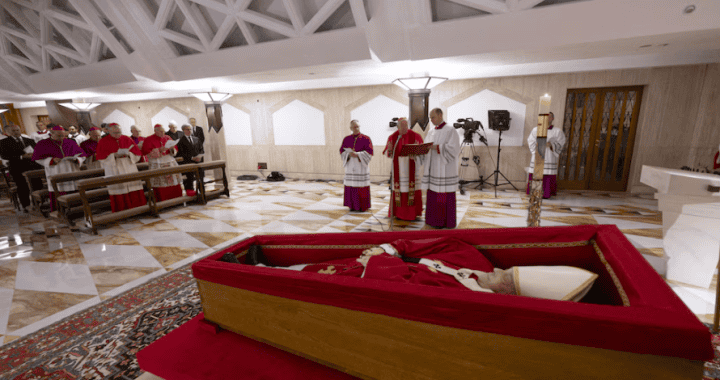 Cuerpo de Jesús en capilla católica con sacerdotes y feligreses durante misa en Loreto Noticias.