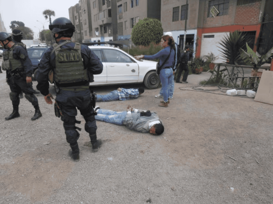 Muertes en un incidente callejero en Loreto Noticias, presencia de policías y civiles en escena, posible ataque o accidente en área urbana, imágenes impactantes y relevantes para noticias locales en Loreto.