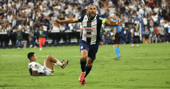 Goleador en partido de fútbol en Loreto Noticias durante un emocionante encuentro en estadio lleno. Jugador celebra victoria tras anotar gol, con entusiasmo destacado en campo en Perú.