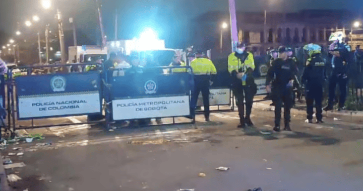 Policías de Colombia en operación en zona pública, bloqueando acceso con barricadas en Loreto noticias. Fuerza policial de la policía nacional y metropolitana en acciones de control y seguridad ciudadana.