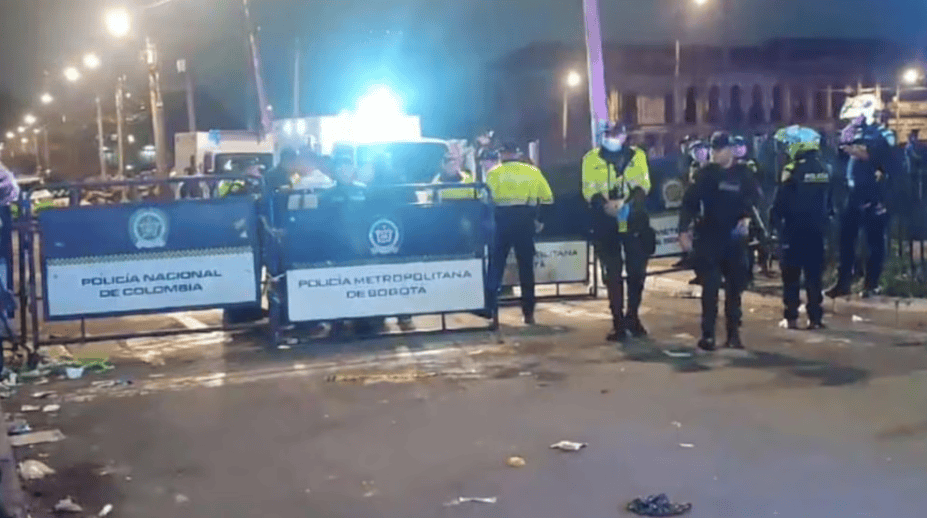 Policías de Colombia en operación en zona pública, bloqueando acceso con barricadas en Loreto noticias. Fuerza policial de la policía nacional y metropolitana en acciones de control y seguridad ciudadana.