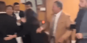 Personas conversando en evento social en Loreto Noticias, reunión profesional, celebración escolar o institucional.