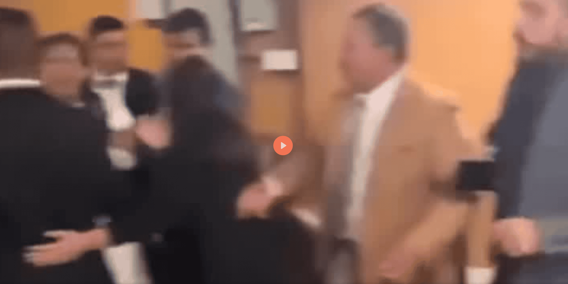 Personas conversando en evento social en Loreto Noticias, reunión profesional, celebración escolar o institucional.