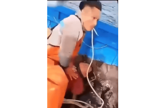 Muerto de frío en embarcación, niño con camiseta y overol naranja, agua y cuerdas en ambiente acuático, noticia impactante de Loreto Noticias en Perú.