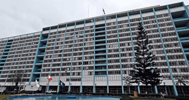 Edificio corporativo en Loreto Noticias con fachada moderna y árboles en la entrada en Loreto, Perú.