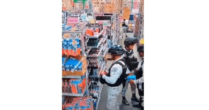 Policías inspeccionando productos en supermercado Loreto Noticias en Loreto Perú para asegurar cumplimiento de normativas comerciales.