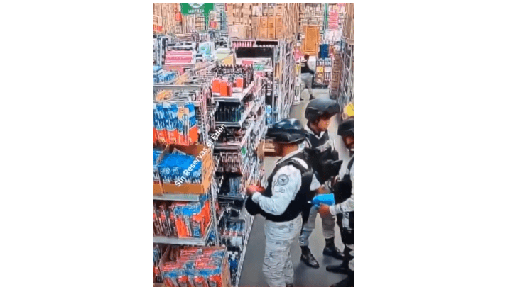 Policías inspeccionando productos en supermercado Loreto Noticias en Loreto Perú para asegurar cumplimiento de normativas comerciales.