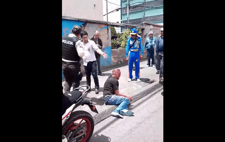 Hombre herido en calle de Loreto Noticias, rescatado por policías y testigos en una situación de emergencia en Loreto.