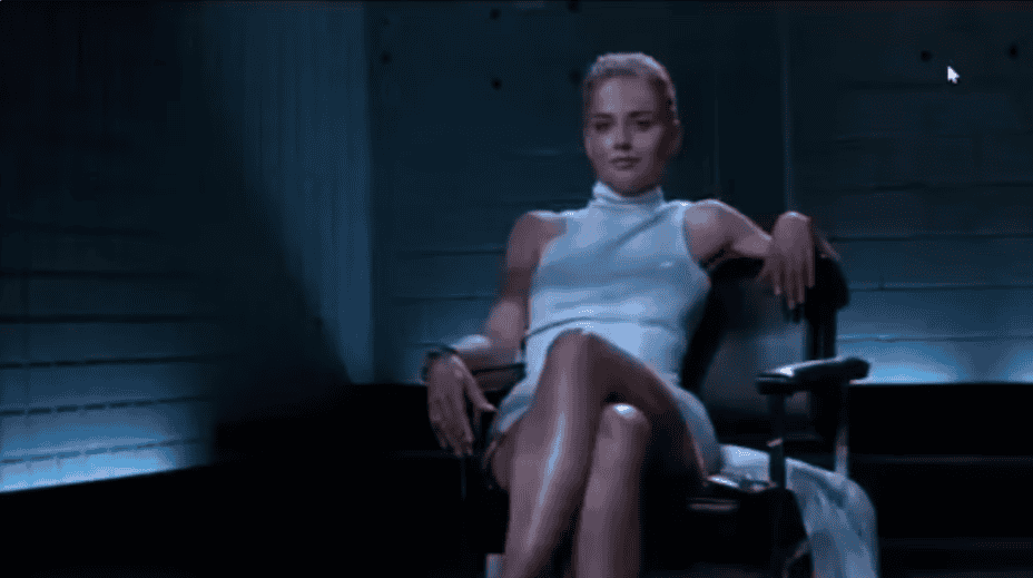 Mujer en silla de oficina en una escena cinematográfica, vestida con un vestido blanco, en un ambiente oscuro y moderno, proyectando confianza y estilo en un entorno de drama.