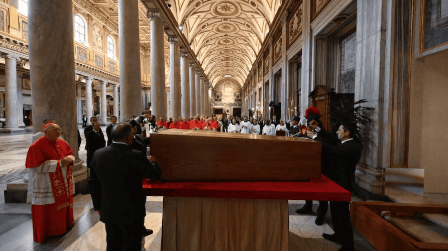 Entierro en una catedral, ceremonia religiosa con sacerdotes y asistentes, celebración católica en Loreto Noticias.