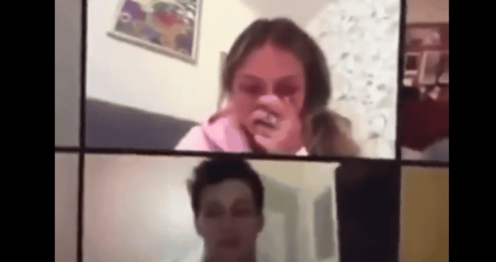 Niña en videollamada con expresión de enojo, fondos caseros, píxeles claros, internet en contexto doméstico, comunicación virtual, en Entrevistas Loreto Noticias.